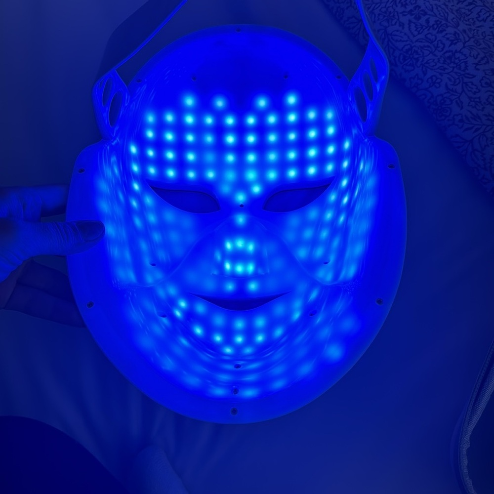 Cleopatra Gold LED Face Mask with Accessories - Picture 6 of 10